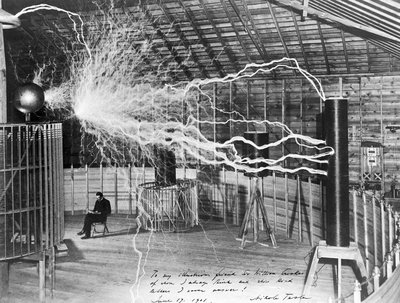 Никола Тесла в лаборатории в Колорадо-Спрингс. Начало 1900-х. Источник изображения: wikipedia.org